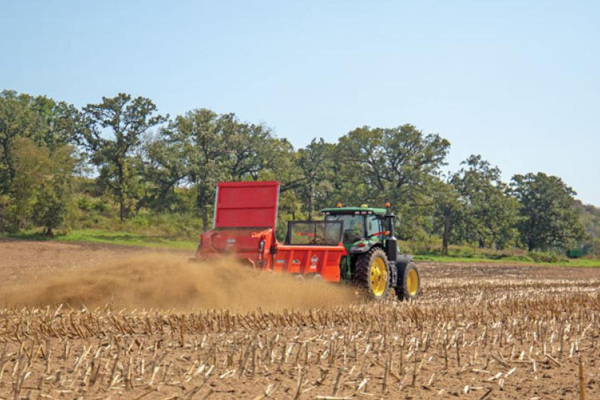 Kuhn | Rear-Discharge Spreaders | Apron Box Manure Spreaders for sale at Wellington Implement, Ohio