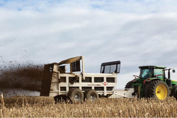 Kuhn | Rear-Discharge Spreaders | Hydraulic Push Manure Spreaders for sale at Wellington Implement, Ohio