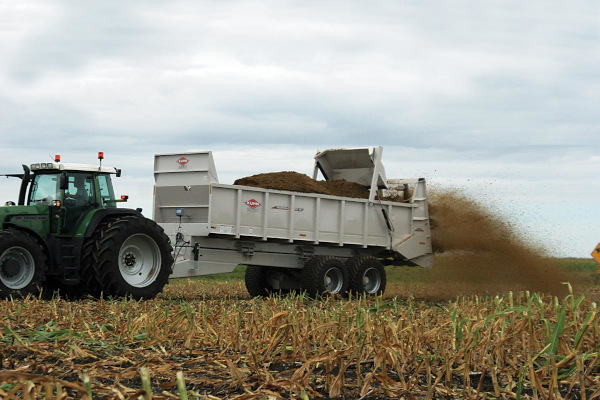 Kuhn | PSC 100 Series | Model PSC 161 TRAILER Horizontal/Vertical/Spinner for sale at Wellington Implement, Ohio