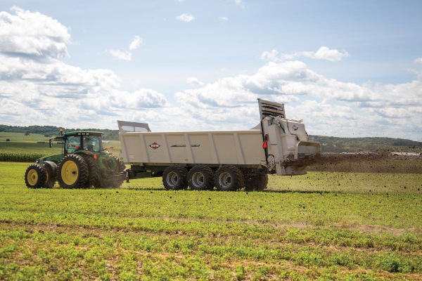 Kuhn PXL 1100 TRAILER Horizontal/Vertical/Spinner for sale at Wellington Implement, Ohio